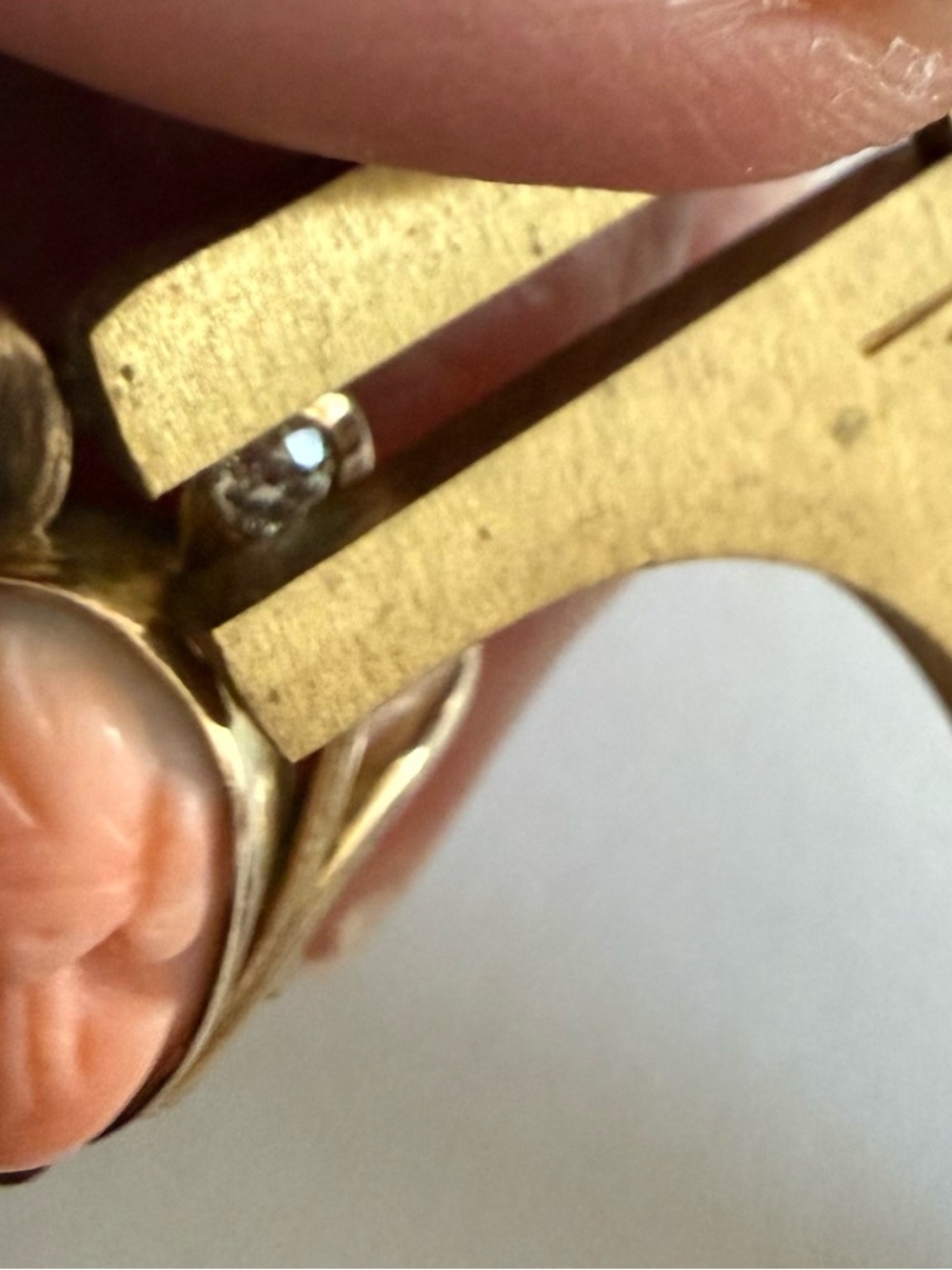 Estate yellow Gold diamond and Coral Cameo Ring 8.3 grams - Picture 7 of 7